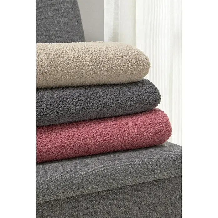Manta para sofá Oslo - 160 x 220 cm, Poliéster, Beige - Primer plano de tres mantas suaves en beige, gris y rosa, apiladas sobre un sillón gris. Ideal para momentos acogedores.