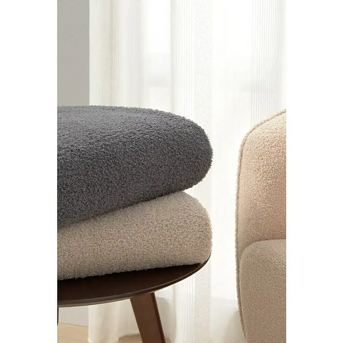 Manta para sofá Oslo - 160 x 220 cm, Poliéster, Beige - Primer plano de dos mantas Sherpa en gris y beige, apiladas sobre una pequeña mesa.