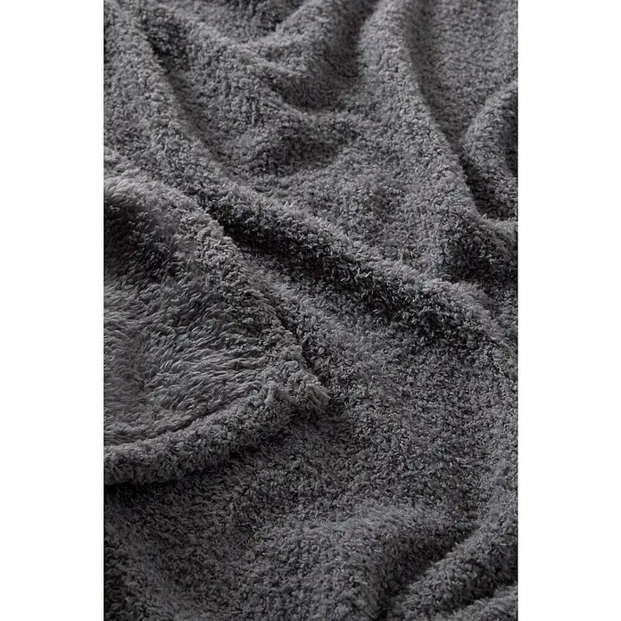 Manta para sofá Oslo - 160 x 220 cm, Poliéster, Gris - Primer plano de una manta suave y gris. La textura suave invita a acurrucarse y proporciona calidez y confort.