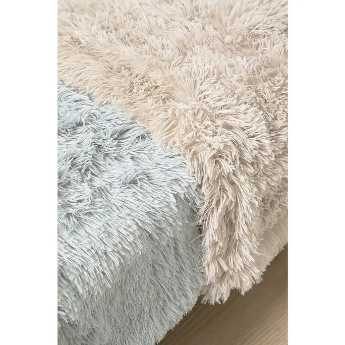 Manta para sofá New Luxury - 160 x 220 cm, Poliéster, Beige - Primer plano de una manta suave de dos tonos en tonos beige y gris, mostrando su textura suave y acogedora.