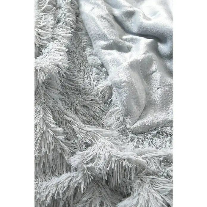 Manta para sofá New Luxury - 160 x 220 cm, Poliéster, Gris perla - Primer plano de una suave manta gris con textura esponjosa y reverso liso. Perfecta para momentos acogedores.