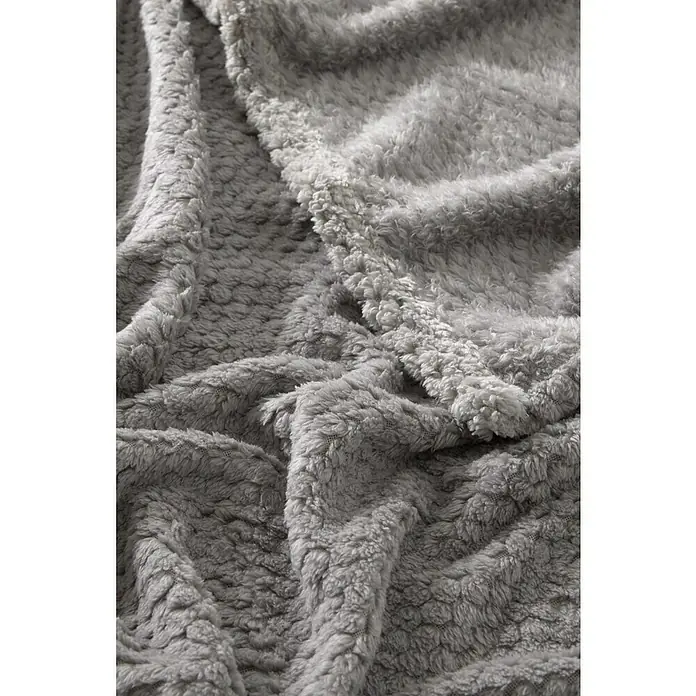 Manta para sofá Stelvio - 160 x 220 cm, Poliéster, Gris - Primer plano de una manta suave y gris con una superficie texturizada, ideal para relajarse cómodamente.