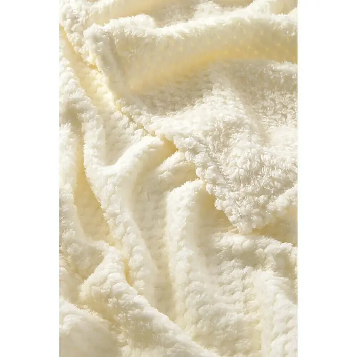 Manta para sofá Stelvio - 160 x 220 cm, Poliéster, Crudo - Primer plano de una manta suave de color crema, que ofrece calidez y confort. Perfecta para momentos acogedores en el sofá.
