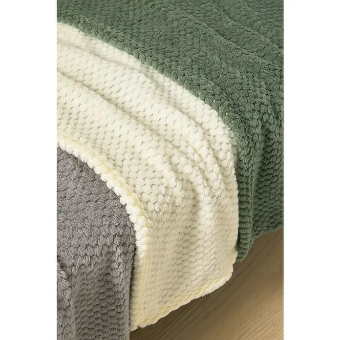 Manta para sofá Stelvio - 160 x 220 cm, Poliéster, Gris - Manta de felpa tricolor en verde, blanco y gris con una textura suave, perfecta para momentos acogedores y como elemento decorativo.
