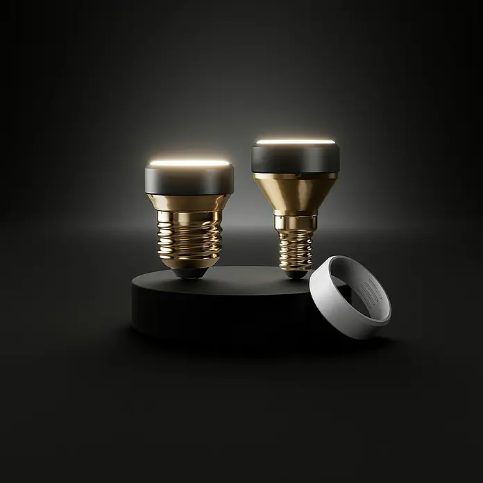 Ledvance LED-Lampe Flat - E27, Dimmbar, Warmweiß, 300 lm, 3,5 W, 1 Stk. - Zwei goldene Glühbirnen auf einem Sockel mit einem weißen Ring. Eine stilvolle Beleuchtungslösung für modernes Ambiente.