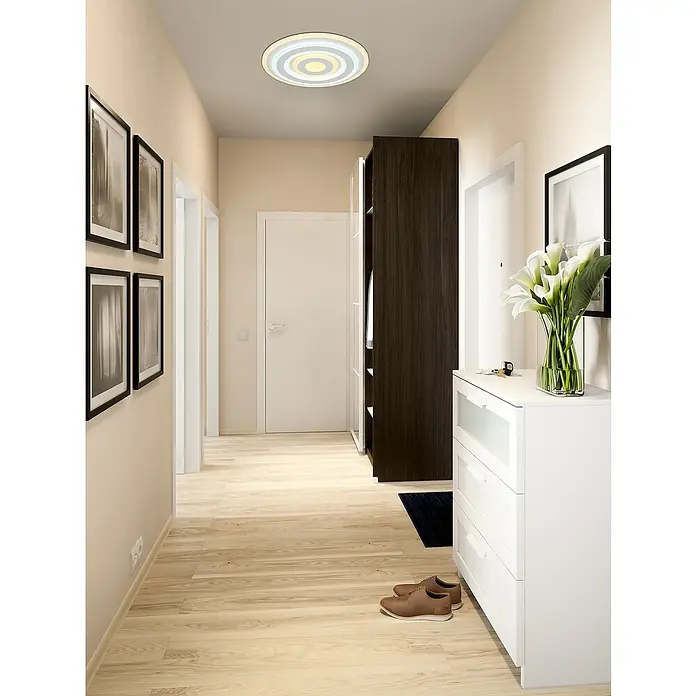 Globo LED-Deckenleuchte rund Alois - Ø x H: 40 x 5 cm, Weiß opal, Warmweiß - Ein heller Flur mit einer modernen Deckenleuchte, gerahmten Bildern und einem weißen Sideboard mit Blumenvase. Braune Schuhe stehen auf dem Boden.