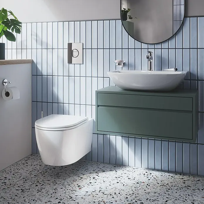 Grohe QuickFix Start Loop Grifo de lavabo M - Cromo, Brillante - Elegante diseño de baño con inodoro suspendido, mueble de lavabo verde y elegante lavabo sobre encimera.