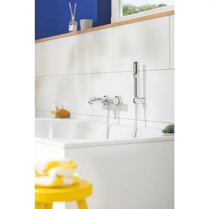 Grohe QuickFix Vitalio Start Flexo de ducha - Largo: 150 cm, Plástico, Cromo - La imagen muestra una bañera moderna con un elegante grifo cromado y una ducha de mano. El enfoque está en el diseño elegante del baño.