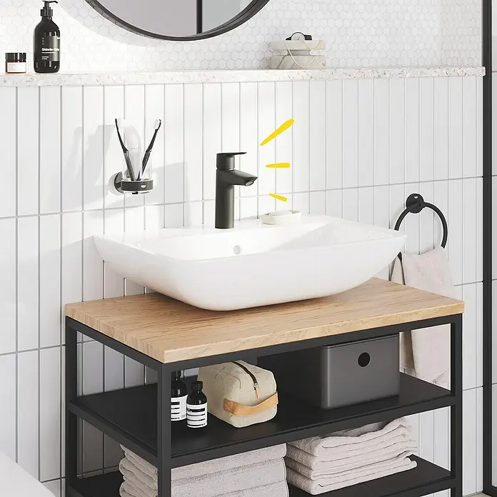 Grohe QuickFix Start Grifo de lavabo M - Profundidad del grifo: 121 mm, Negro, Mate - Lavabo de baño con grifo negro, encimera de madera clara y estante de almacenamiento con toallas y artículos de aseo.