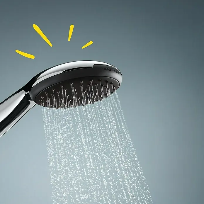 Grohe QuickFix Vitalio Start Teleducha 110 - Número de funciones: 1 ud., Cromo - Primer plano de un cabezal de ducha con agua corriente, destacando la funcionalidad y el diseño del producto.