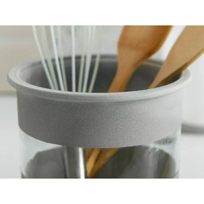 Edding Sprühlack Effekt - Beton Effekt, Seidenmatt, 200 ml - Eine Nahaufnahme eines grauen Utensilienhalters mit Küchenutensilien, darunter Schneebesen und Holzlöffel. Der Halter hat ein modernes und funktionales Design.