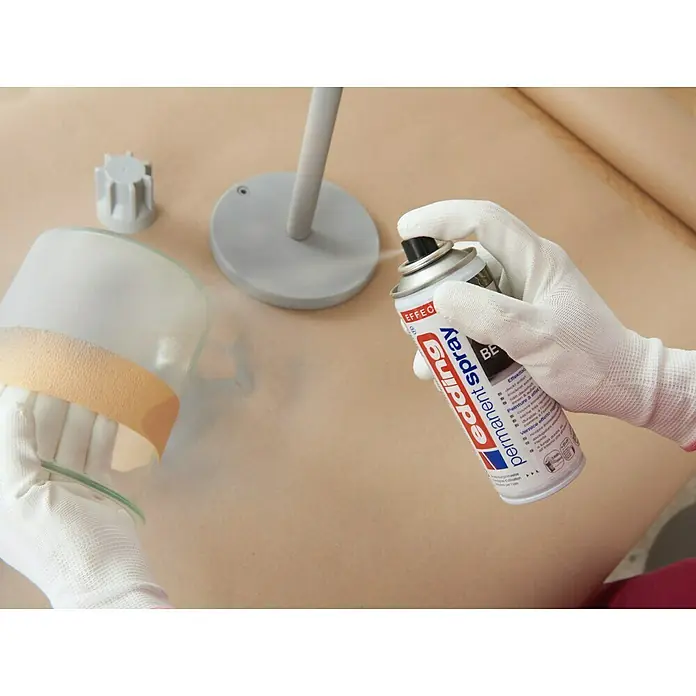 Edding Sprühlack Effekt - Beton Effekt, Seidenmatt, 200 ml - Sprühdose von Edding Permanent Spray beim Lackieren einer Lampe, für eine gleichmäßige und dauerhafte Lackierung auf diversen Oberflächen.
