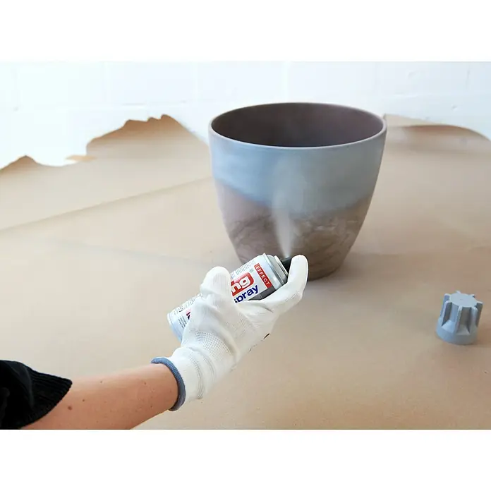 Edding Sprühlack Effekt - Beton Effekt, Seidenmatt, 200 ml - Farbauftrag: Blumenvase wird mit einem Farbspray aus der Dose besprüht, um ihr ein neues, kreatives Aussehen zu verleihen.
