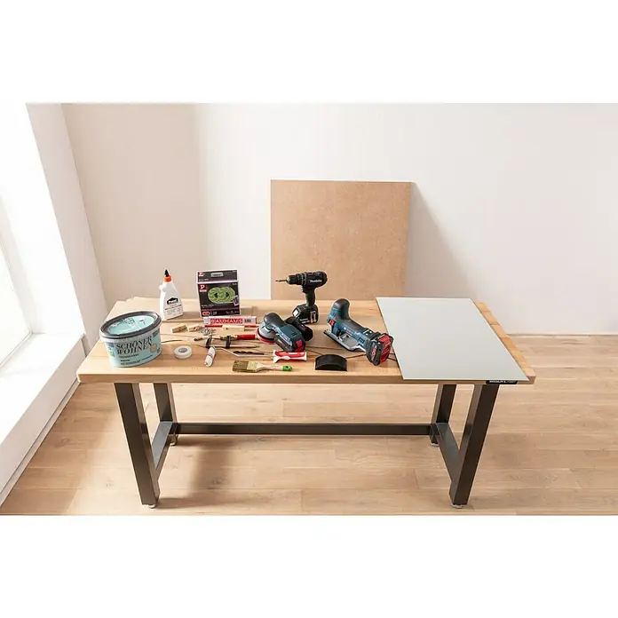 SCHÖNER WOHNEN-Farbe Wandfarbe TrendfarbeFrozen, Matt, 1 l, Konservierungsmittelfrei - Werkbank mit Werkzeugen wie Bohrmaschine, Schleifgerät, Farbe und Holzplatten für Heimwerkerprojekte.