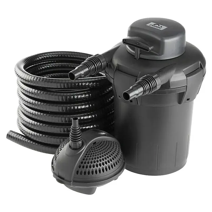 Pontec Druckfilter-Set PondoPress 5000 - 7 W, Material: Kunststoff - Das Bild zeigt ein Pontec PondoRell Teichfilter Set, bestehend aus einem Filter, einer Pumpe und einem Schlauch, alles in dunklen Grautönen gehalten.