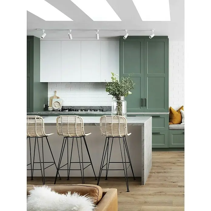 Led Hispania Foco LED para riel bifásico Aveiro - 30 W, Blanco, 7,5 x 17,7 cm, 5 ud., 3.000 K - Cocina moderna y luminosa con gabinetes verdes y blancos, una isla de cocina con taburetes y iluminación de riel.