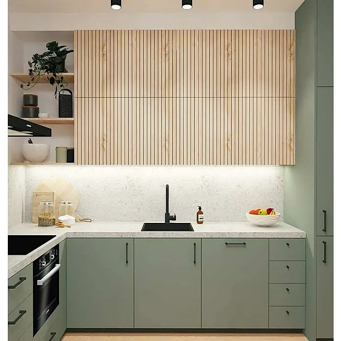 Led Hispania Regleta LED T5 - 5 W, L x An x Al: 2,2 x 3,5 x 30 cm, Blanco - Cocina moderna con armarios verdes, paneles de madera y detalles negros. El diseño combina estilo y funcionalidad a la perfección.