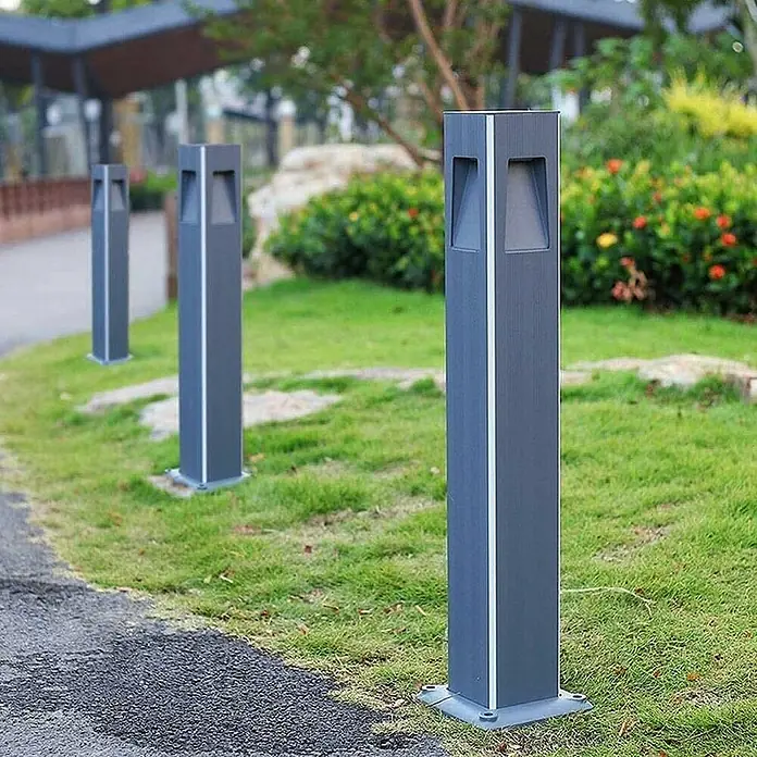 Led Hispania Sobremuro exterior Kubik - 3 ud., 12 W, Negro, 12 x 12 x 80 cm - Fila de luces decorativas modernas de metal con recortes rectangulares en un parque.