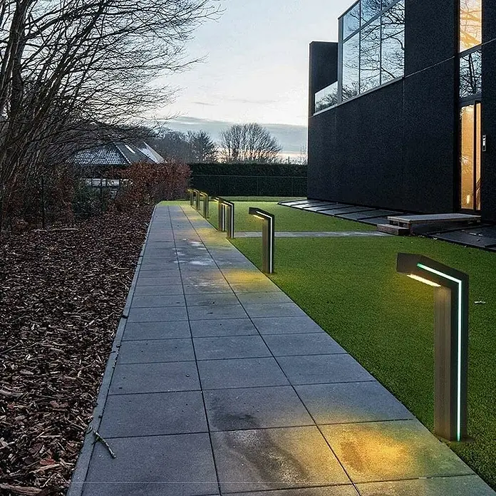 Led Hispania Sobremuro exterior Hook - 3 ud., 10 W, Negro, 8 x 15 x 80 cm - Luces de camino de jardín de metal iluminadas con un diseño moderno que bordean un camino pavimentado, creando un ambiente atmosférico.