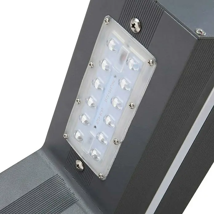 Led Hispania Sobremuro exterior Hook - 3 ud., 10 W, Negro, 8 x 15 x 80 cm - Primer plano de una farola LED con un panel LED rectangular y transparente, sujeto con varios tornillos a una carcasa gris.