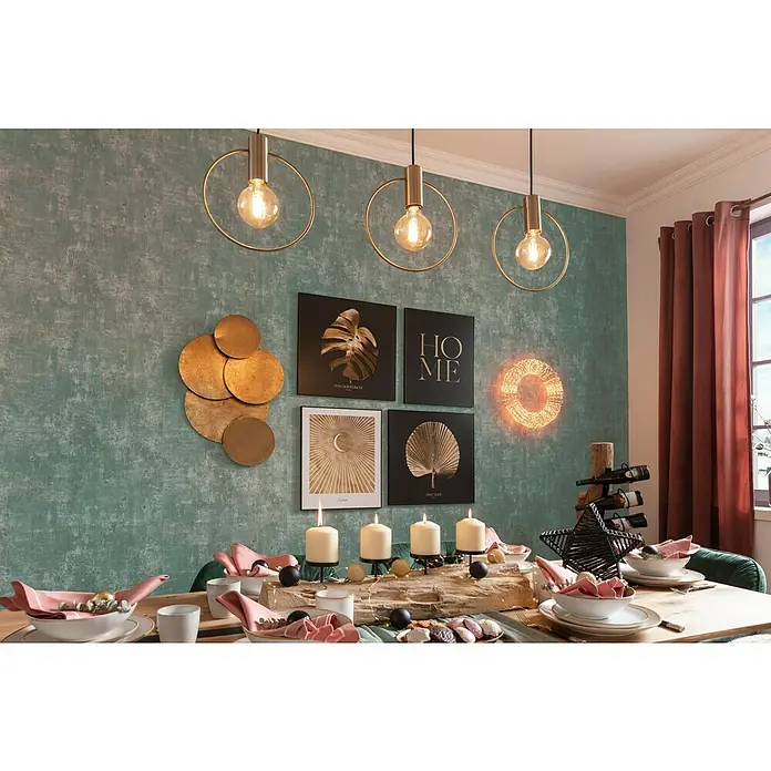 Reinders Bild Slim Frame BlackMonstera Gold, B x H: 50 x 50 cm - Ein festlich gedeckter Esstisch mit goldenen Akzenten, stilvollen Pendelleuchten und Wanddekorationen in einem eleganten Interieur.