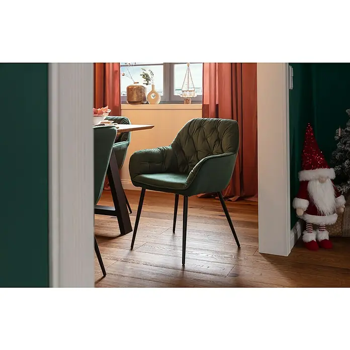 Phönix Stuhl Chessy - L x B x H: 60 x 62 x 82 cm, Grün - Ein grüner Polsterstuhl mit Armlehnen und schwarzen Beinen steht an einem Holztisch in einem eleganten Raum.