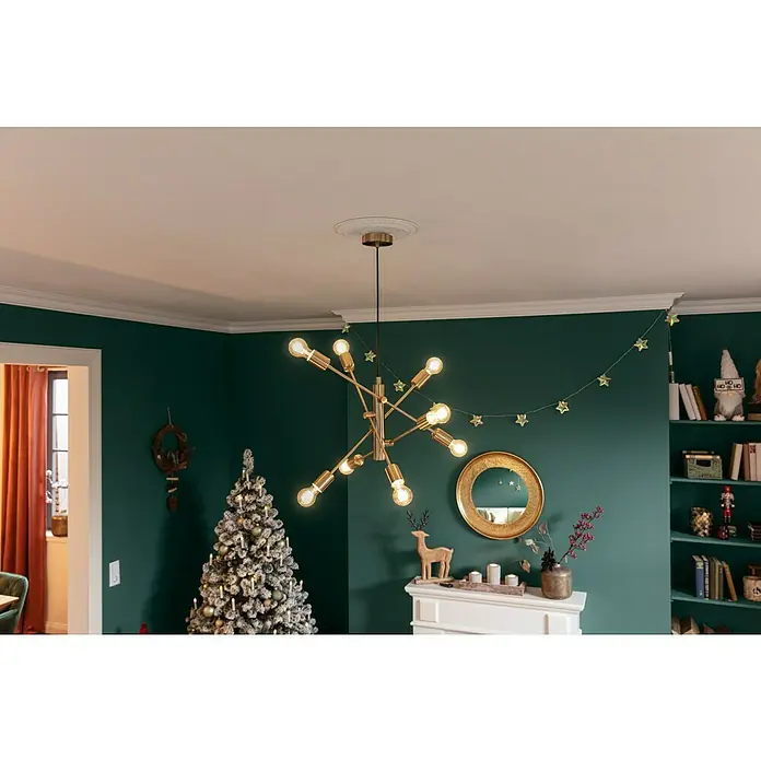 Nmc Decoflair Zierprofil Deckenleiste D10 - 2 m x 80 mm x 80 mm, Extrudiertes Polystyrol (XPS) - Eine moderne goldene Pendelleuchte mit mehreren Armen, die ein warmes Licht in einem festlich geschmückten Raum verbreitet.