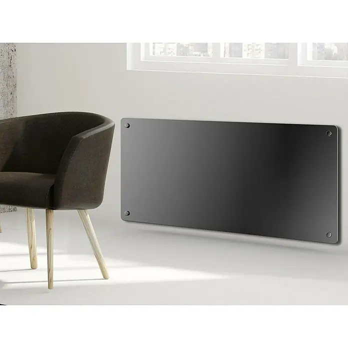 Purline Emisor térmico de cristal - An x Al: 87 x 40 cm, 2.000 W - Un panel de calefacción negro y elegante sobre una pared blanca, junto a una silla elegante. El panel ofrece una solución de calefacción moderna.