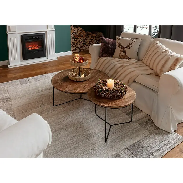Kissen Hirsch - Braun, 45 x 45 cm, 100 % Polyester - Gemütliches Wohnzimmer mit Couch, Couchtisch und Deko-Elementen wie Kerzen und Kissen für eine behagliche Atmosphäre.