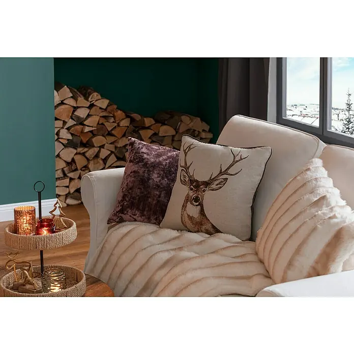 Kissen Hirsch - Braun, 45 x 45 cm, 100 % Polyester - Gemütliches Wohnzimmerambiente mit Sofakissen in Lila und Hirschmotiv, die eine warme und einladende Atmosphäre schaffen.