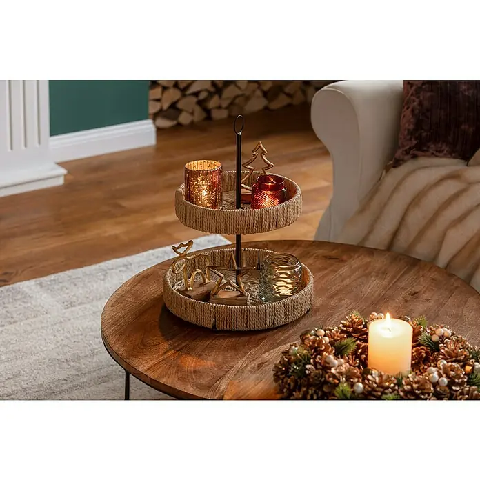 Beistelltisch Delhi - Ø x H: 80 x 30 cm, Natur, Holz - Dekorative zweistöckige Etagere mit festlichen Verzierungen wie Kerzen, goldenen Figuren und einem Tannenzapfenkranz mit Kerze auf einem Holztisch.