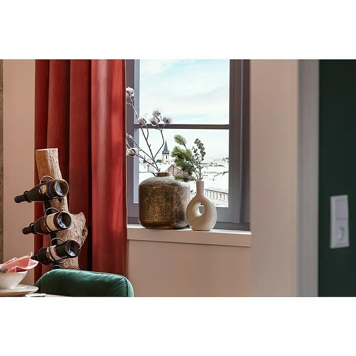 Kunstblume Baumwolle - Weiß, 85 cm - Dekoratives Interieur mit rustikalem Weinregal, Fenster mit Stadtblick und stilvollen Vasen, die eine gemütliche Atmosphäre schaffen.