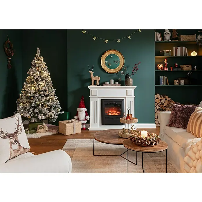 SCHÖNER WOHNEN-Farbe Wandfarbe DesignfarbeBesinnliches Waldgrün, Matt, 1 l, Konservierungsmittelfrei - Eine festliche Wohnzimmerdekoration mit einem geschmückten Weihnachtsbaum, einem Kamin und warmen, einladenden Akzenten.