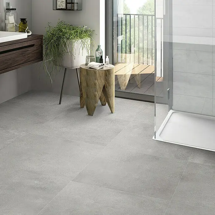 Feinsteinzeugfliese Rimini - 60 x 60 cm, Grigio, Matt - Graue Fliesen im Badezimmer. Die Bodenfliesen sind quadratisch und sorgen für einen modernen Look.