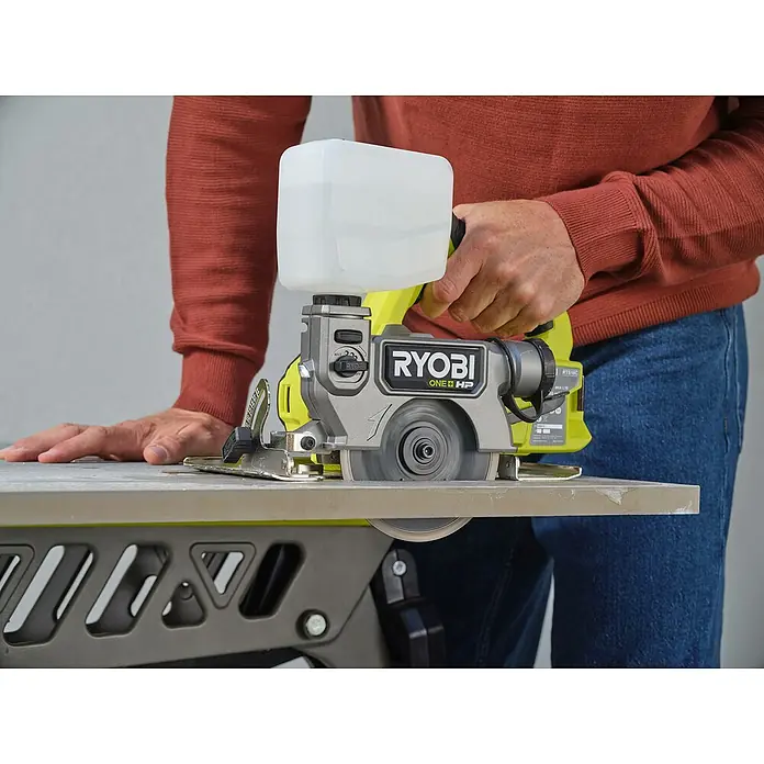 Ryobi Akku-Fliesenschneider RTS18C-0 - 18 V, Ohne Akku - Der RYOBI ONE HP Fliesenschneider schneidet präzise Fliesen mit integriertem Wassertank für saubere Ergebnisse.