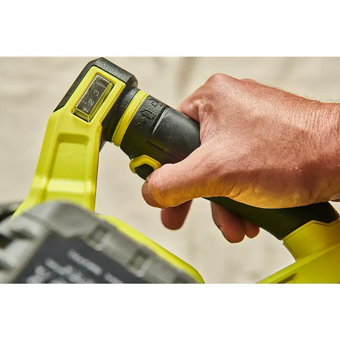 Ryobi ONE+HP Akku-Rührwerk RPM18X-0 - 18 V, Anzahl Akkus: Ohne Akku - Nahaufnahme des Ryobi Akku-Gebläses mit Hand am Griff, der die variable Geschwindigkeitseinstellung zeigt.