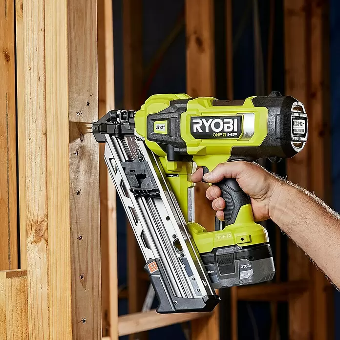 Ryobi ONE+HP Akku-Nagler RFN1834X-0 - 18 V, Ohne Akku, Länge Nagel: 50 mm - 90 mm - Grüne und schwarze Ryobi ONE+ HP Nagelmaschine wird von einer Hand gehalten und treibt Nägel in Holzständer.