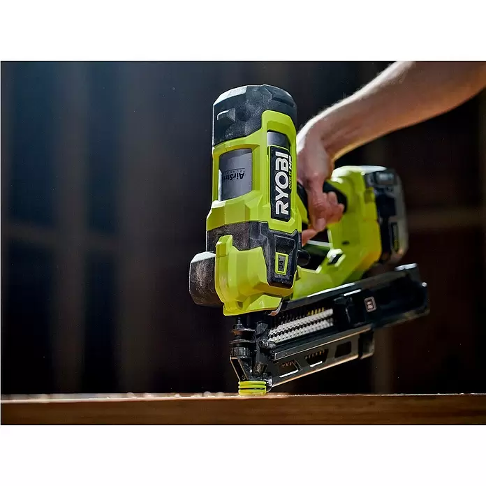 Ryobi ONE+HP Akku-Nagler RFN1834X-0 - 18 V, Ohne Akku, Länge Nagel: 50 mm - 90 mm - Limettengrüne und schwarze Ryobi Akku-Nagelpistole, von einer Hand gehalten, auf Holz positioniert, einsatzbereit.