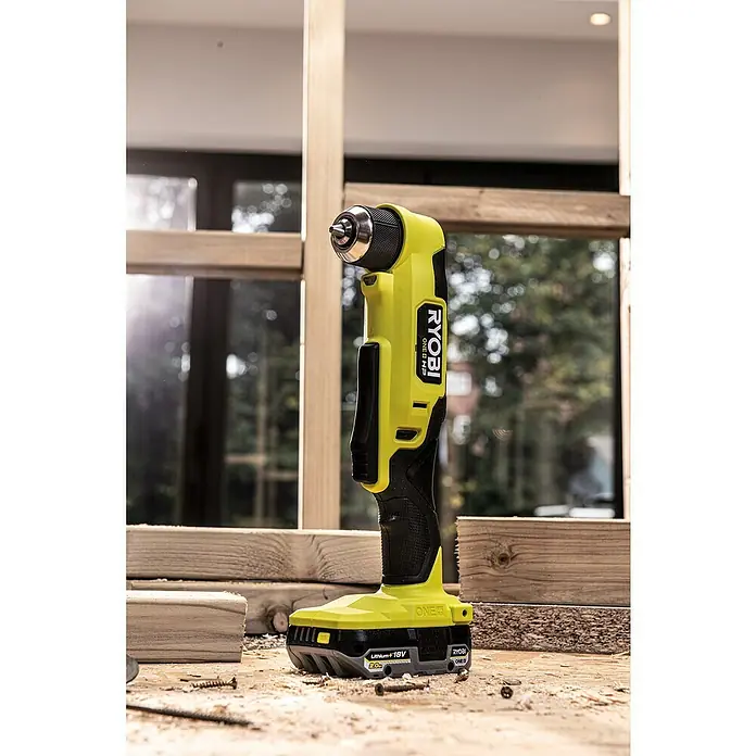 Ryobi ONE+HP Akku-Winkelbohrschrauber RAD18C-0 - 18 V, Ohne Akku, 40 Nm - Nahaufnahme eines gelben Ryobi ONE+ HP Eckbohrers mit Akku auf einer Werkbank mit Holzstücken und Schrauben im Hintergrund.
