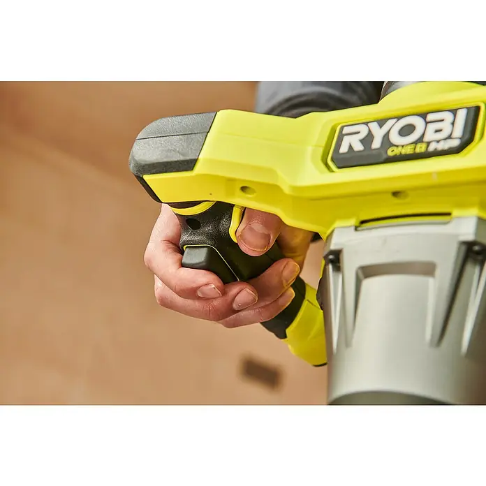 Ryobi ONE+HP Akku-Rührwerk RPM18X-0 - 18 V, Anzahl Akkus: Ohne Akku - Nahaufnahme eines Ryobi ONE+ HP-Werkzeugs, das von einer Hand gehalten wird. Das Werkzeug ist gelb und schwarz.