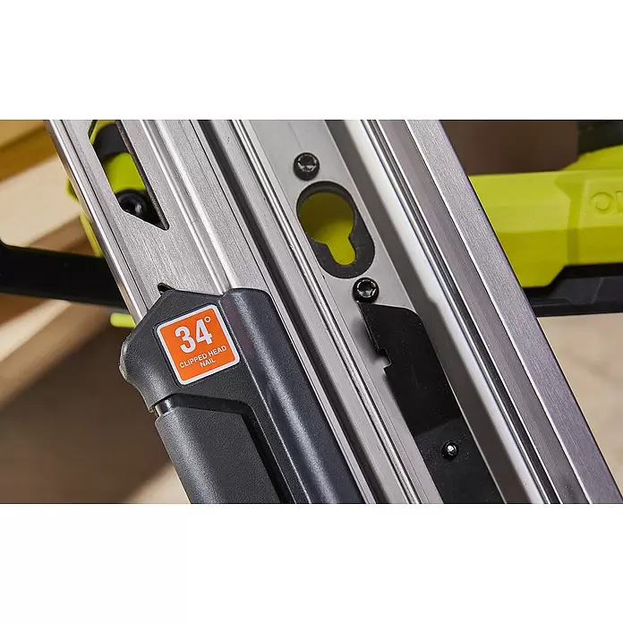 Ryobi ONE+HP Akku-Nagler RFN1834X-0 - 18 V, Ohne Akku, Länge Nagel: 50 mm - 90 mm - Nahaufnahme des silbernen Vorschubmechanismus eines Naglers mit schwarzem Kunststoff und Etikett für 34°-Kopfnägel.
