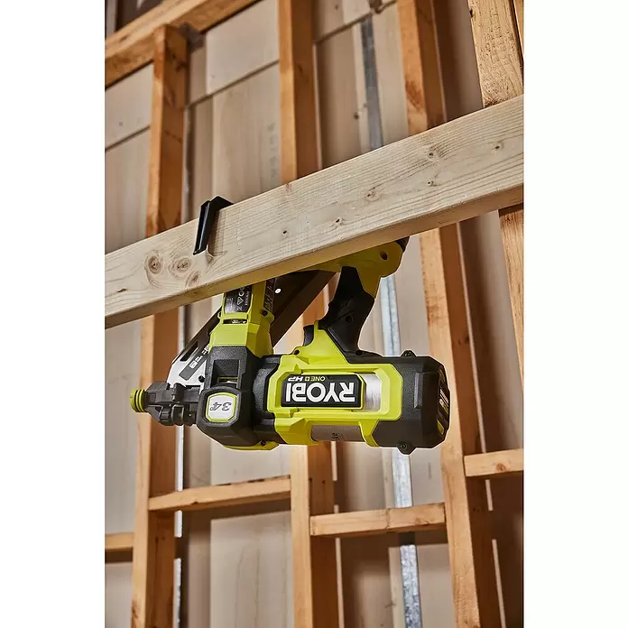 Ryobi ONE+HP Akku-Nagler RFN1834X-0 - 18 V, Ohne Akku, Länge Nagel: 50 mm - 90 mm - Limettengrüner und schwarzer Ryobi Nagler hängt an einem Holzbalken in einer Baustelle.