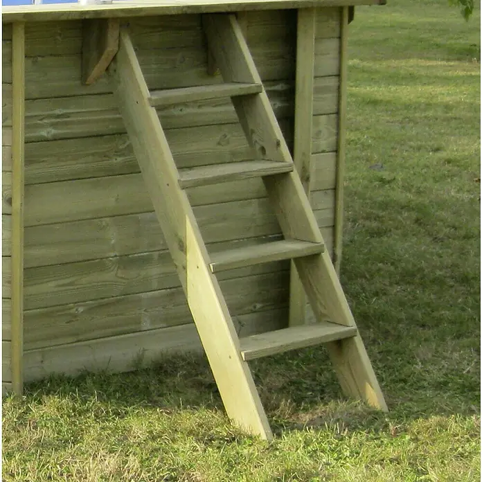 Gre Holz-Pool Vermela - L x B x H: 672 x 472 x 146 cm, Hellbraun, 24.100 l - Eine rustikale Holzleiter, die an eine Holzwand angelehnt ist und Zugang zu einer erhöhten Plattform bietet. Ideal für Garten oder Spielplatz.