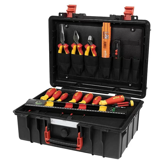 Wiha Werkzeugkoffer Basic L electric - L x B x H: 457 x 367 x 189,5 mm, 18 -tlg. - Offener schwarzer Wiha Werkzeugkoffer mit Zangen, Schraubendrehern, Zollstock, Abisolierzange und Wasserwaage.