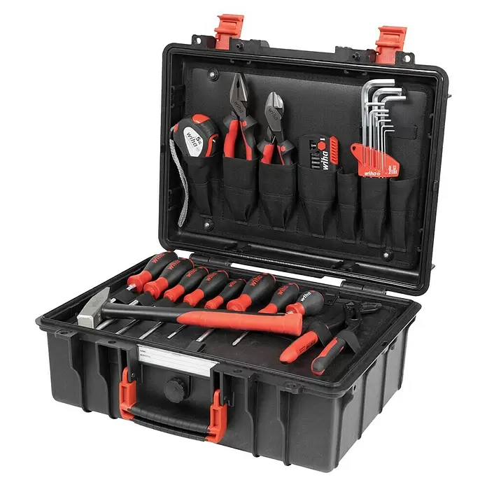 Wiha Werkzeugkoffer Basic L mechanic - L x B x H: 457 x 367 x 189,5 mm, 36 -tlg. - Eine schwarze Wiha Hartschalen-Werkzeugkiste, geöffnet mit einer organisierten Auswahl roter und schwarzer Handwerkzeuge: Schraubendreher, Zangen und Schraubenschlüssel.