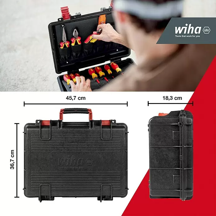Wiha Werkzeugkoffer Basic L electric - L x B x H: 457 x 367 x 189,5 mm, 18 -tlg. - Schwarzer Wiha Werkzeugkoffer mit roten Akzenten, offen mit Werkzeugen und Maßen (45,7 x 36,7 x 18,3 cm) dargestellt. Eine Person benutzt die Werkzeuge.