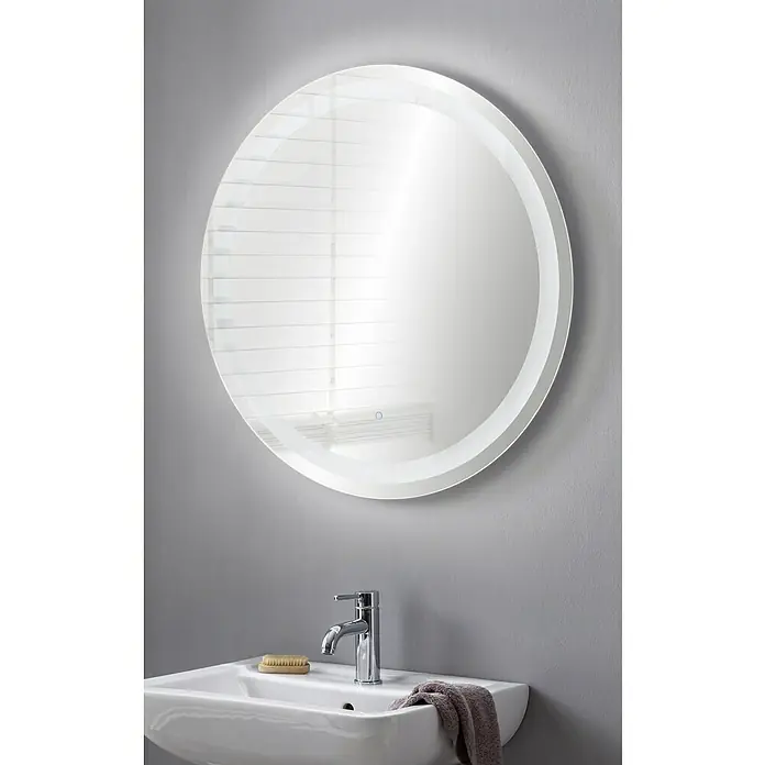 Camargue Lichtspiegel Round - Durchmesser: 83 cm, Leuchtmittel - Ein moderner runder Badezimmerspiegel mit integrierter LED-Beleuchtung hängt über einem stilvollen Waschbecken mit Armatur.