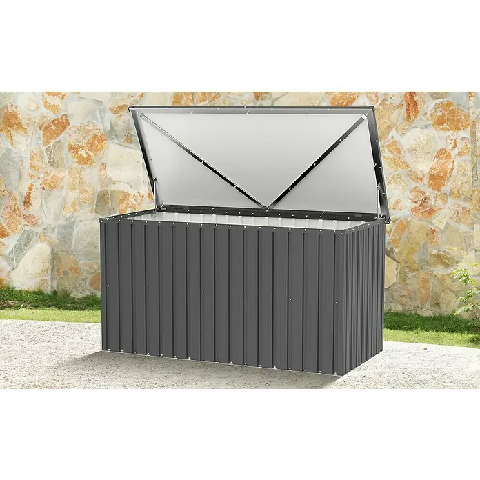 Tepro Garten-Aufbewahrungsbox Store XL - B x T x H: 184,3 x 90 x 93,8 cm, Anthrazit, Stahl - Eine graue Gartenbox mit offenem Deckel, ideal zur Aufbewahrung im Außenbereich. Die Box steht vor einer Steinmauer auf Kies.