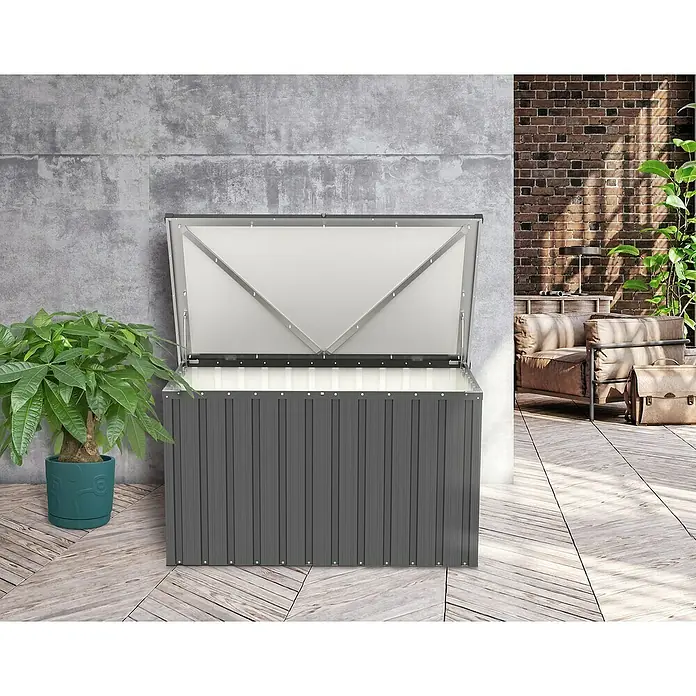 Tepro Garten-Aufbewahrungsbox Store M - B x T x H: 131,8 x 79,4 x 72,7 cm, Anthrazit, Stahl - Geöffnete graue Gartenbox im Freien, ideal zur Aufbewahrung von Gartengeräten und Gartenmöbeln. Praktische Aufbewahrungslösung für den Außenbereich.