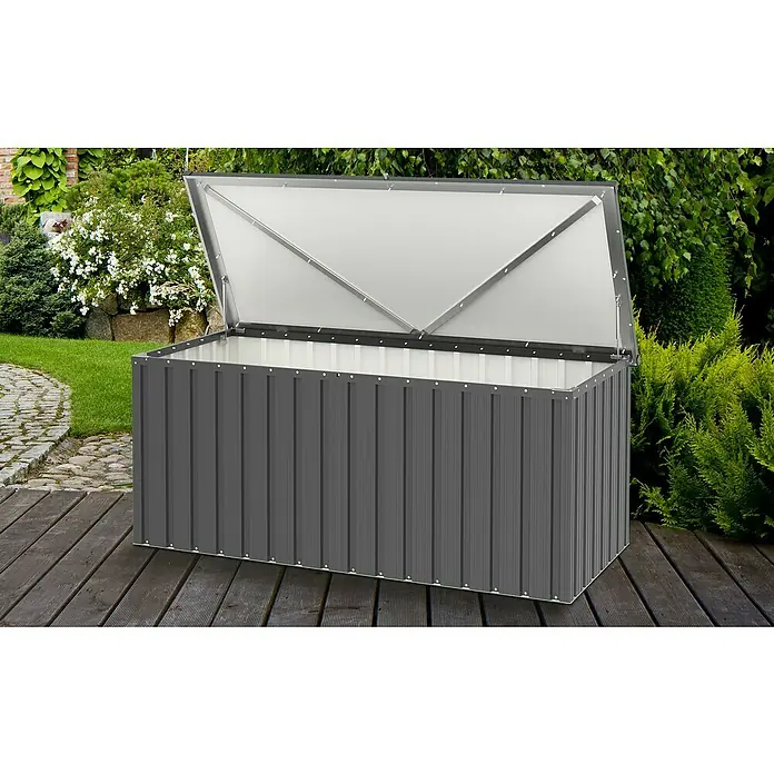 Tepro Garten-Aufbewahrungsbox Store L - B x T x H: 172,8 x 78,5 x 72,5 cm, Anthrazit, Stahl - Ein grauer Geräteschrank im Freien mit geöffnetem Deckel. Er steht auf einer Holzterrasse vor einem Garten mit Grünpflanzen.